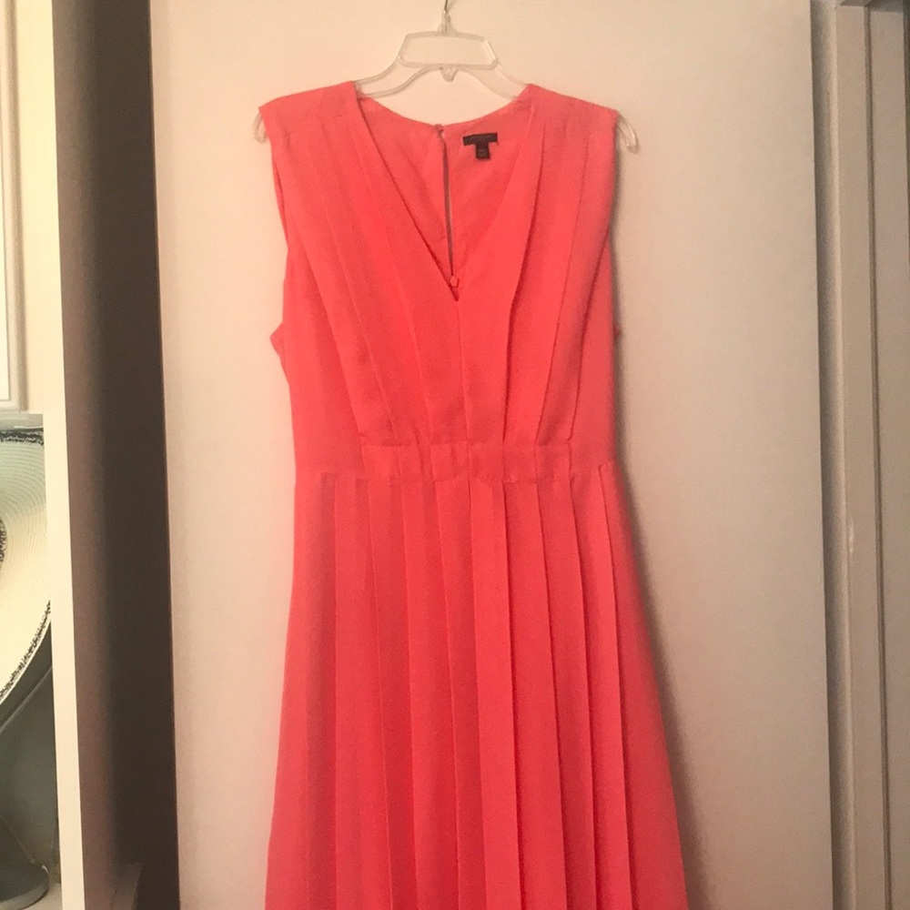 Ann Taylor 16 Petite column pleated sleeveless dress